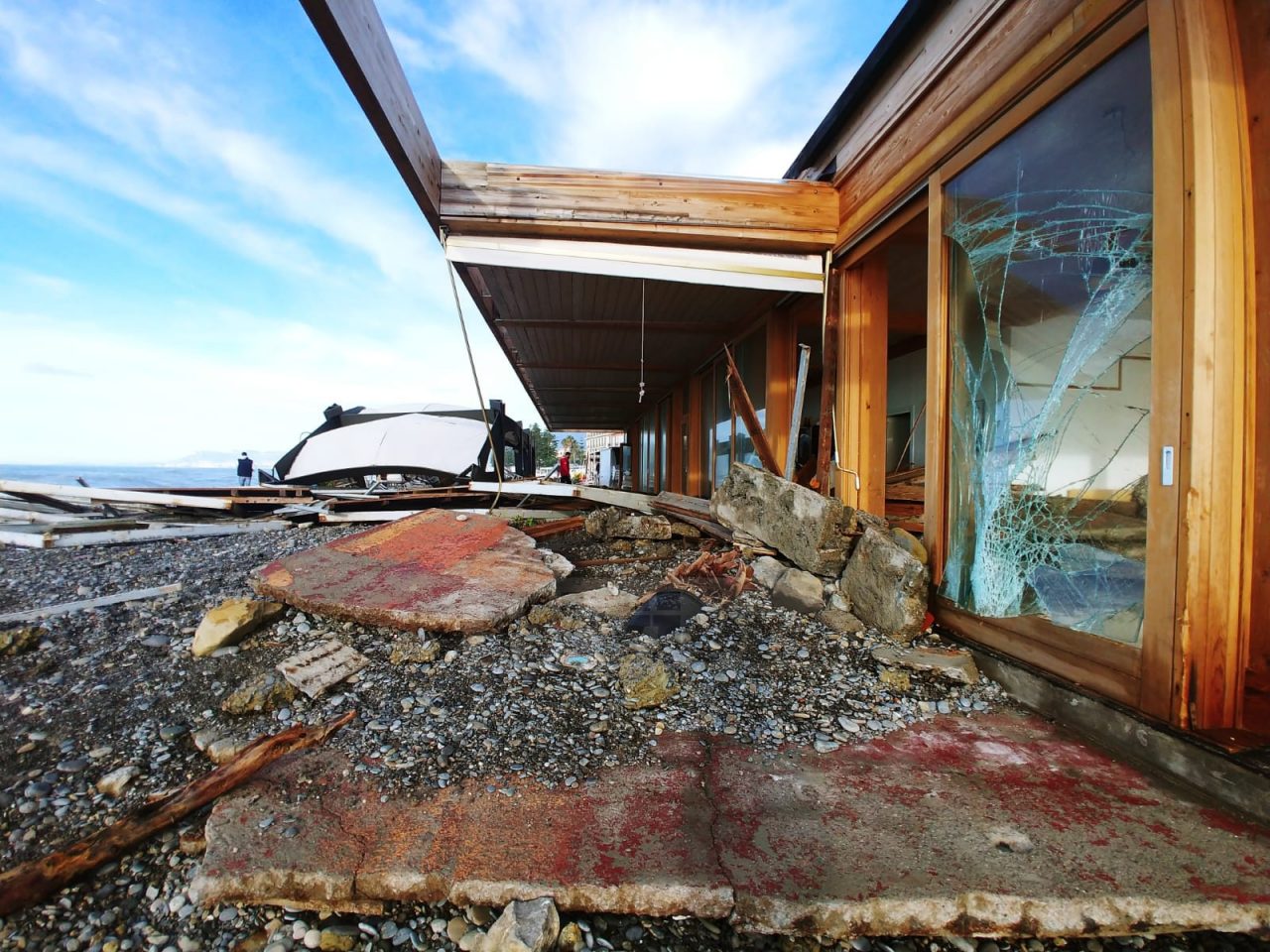 Mareggiata devasta gli stabilimenti sul lungomare di Bordighera