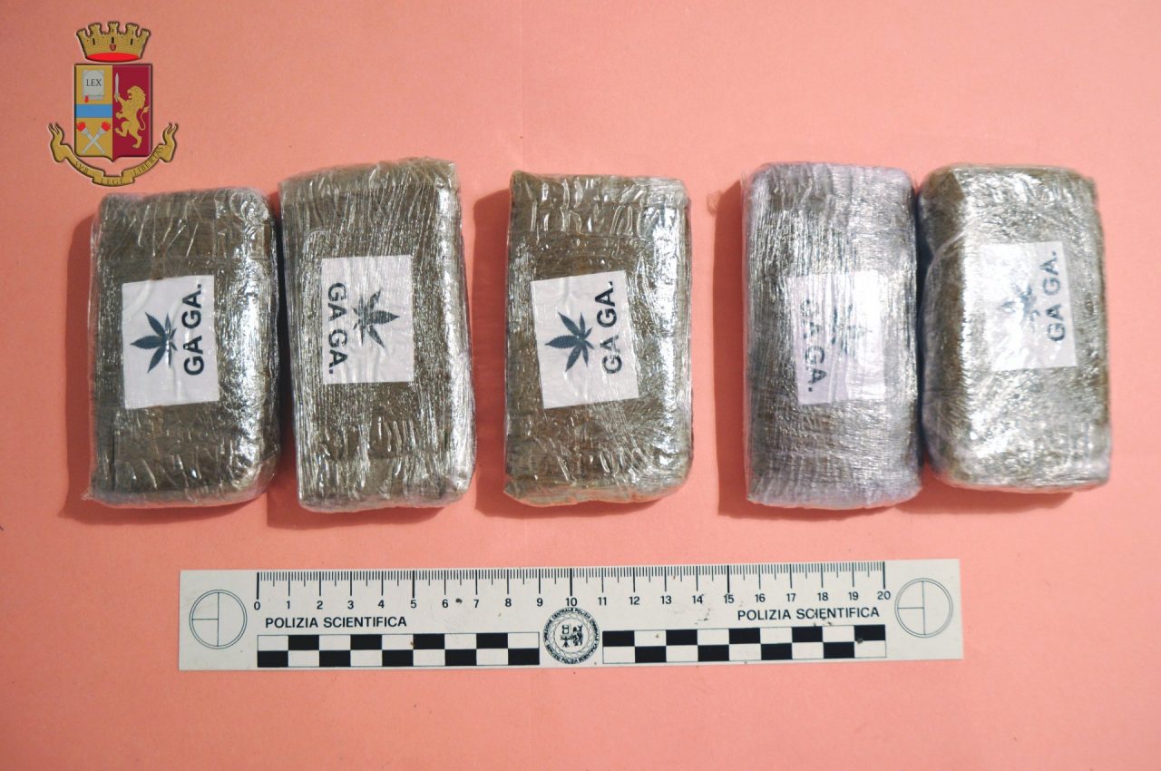 Fuga in bicicletta con mezzo chilo di droga nello zaino. 27enne in manette