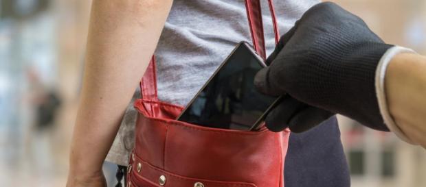 Ruba telefono a una donna, fermato dalla Polizia Locale