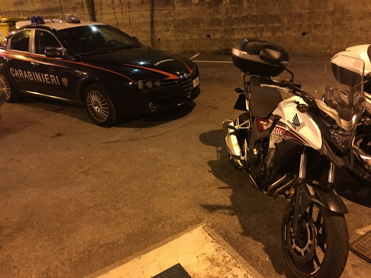 Fermato mentre guida moto rubata aggredisce carabinieri. Arrestato