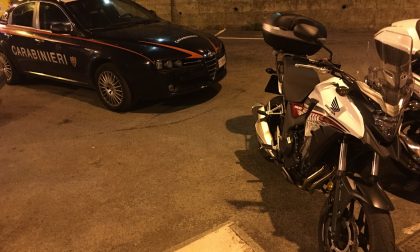 Fermato mentre guida moto rubata aggredisce carabinieri. Arrestato