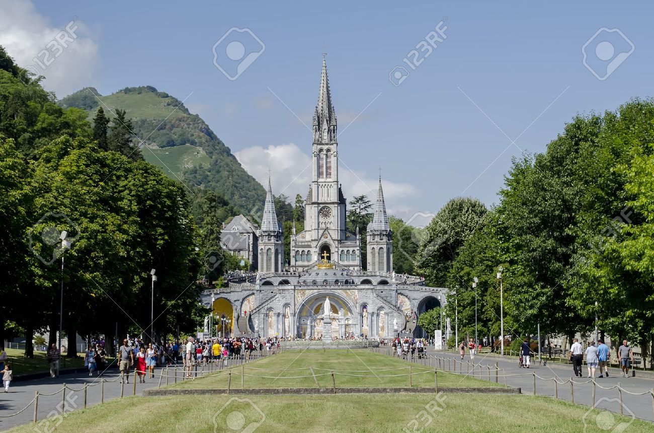 santuario-della-madonna-della-grotta-di-lourdes-nella-città-di-lourdes-francia