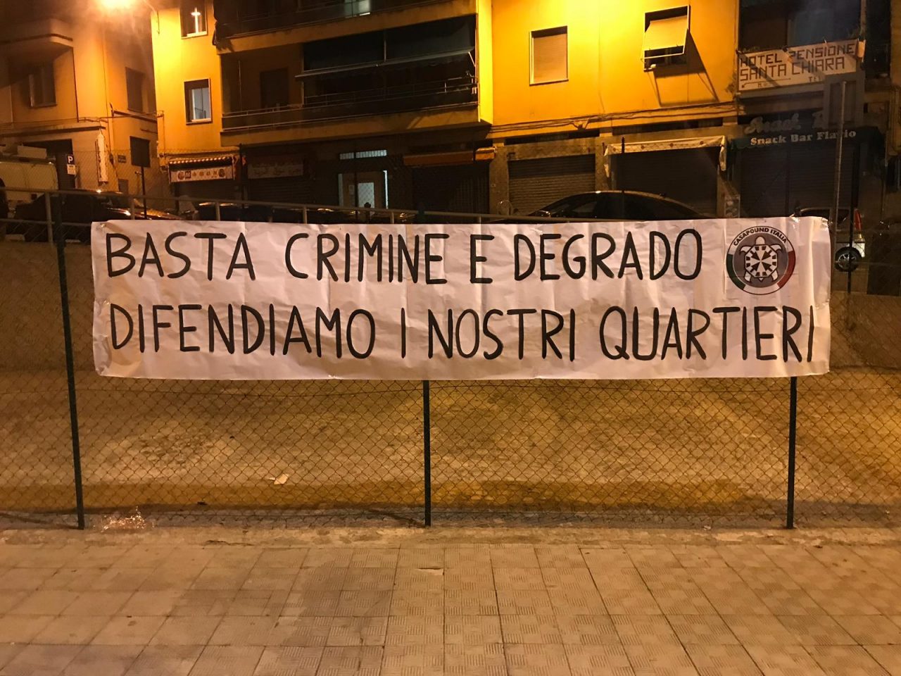 Ancora uno striscione di CasaPound. “Basta crimini e degrado nei nostri quartieri”