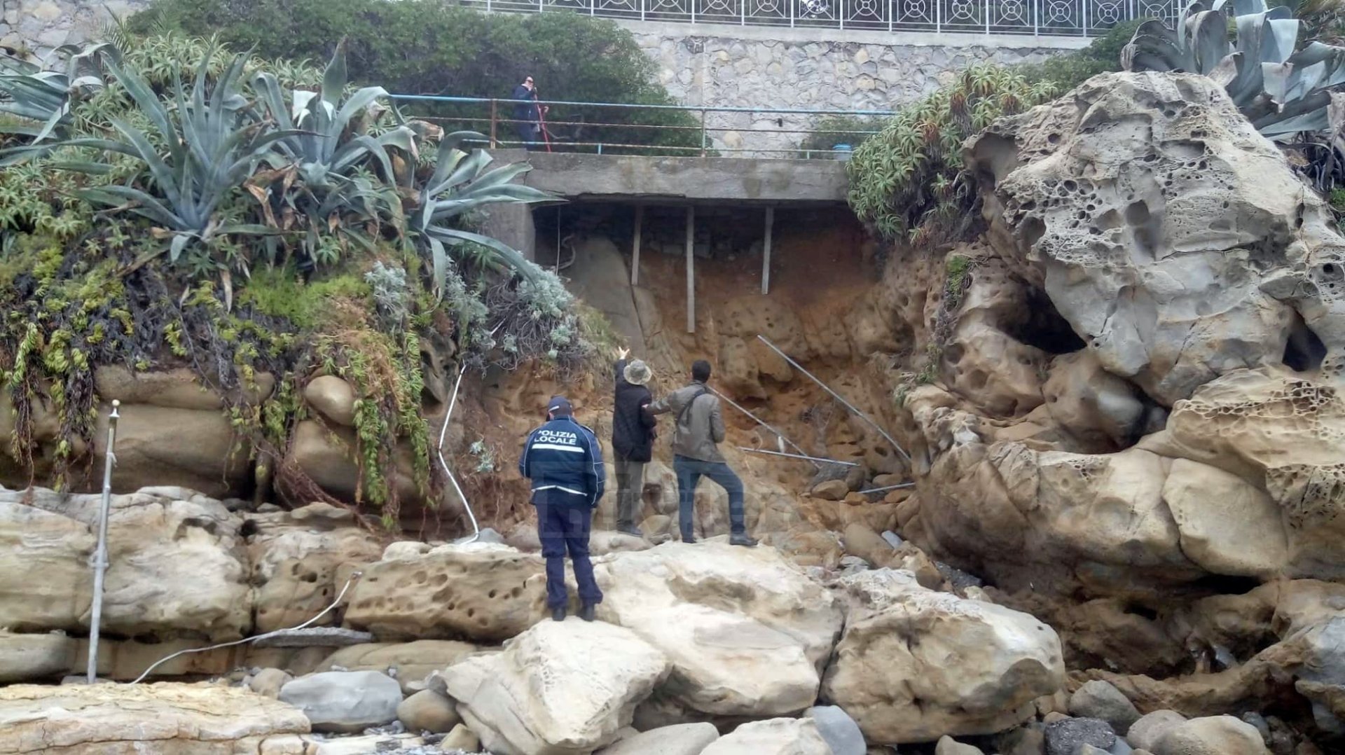1 Bordighera maltempo 2018 passaggio pedonale chiuso_04
