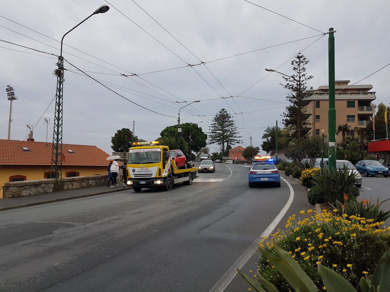 Drammatico scontro a Pian di Poma, centauro scaraventato sul tettuccio di un’utilitaria