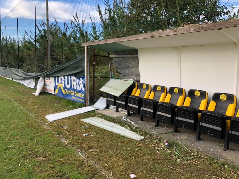 Il maltempo danneggia la struttura sportiva, multati dal Comune perché manca una porta