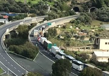 Scontro tir e auto sull'A10: due feriti e lunga coda