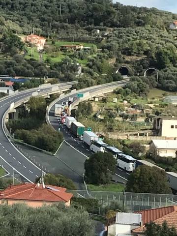 Scontro tir e auto sull’A10: due feriti e lunga coda
