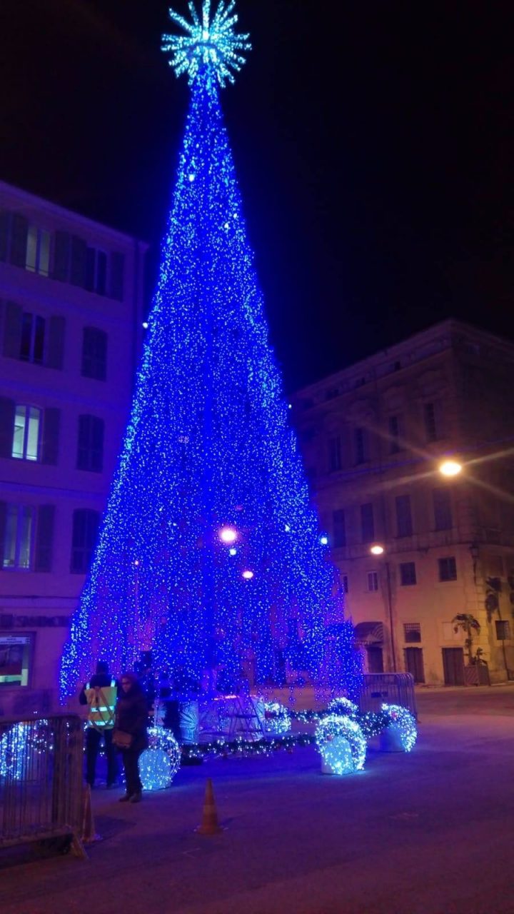 Piazza Colombo chiusa domani per “Ballando sotto l’albero”