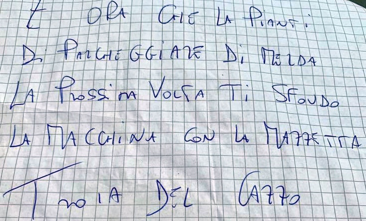 Minacce e insulti sessisti a una donna per un parcheggio