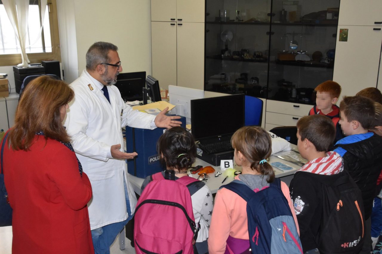 I bambini delle elementari poliziotti per un giorno