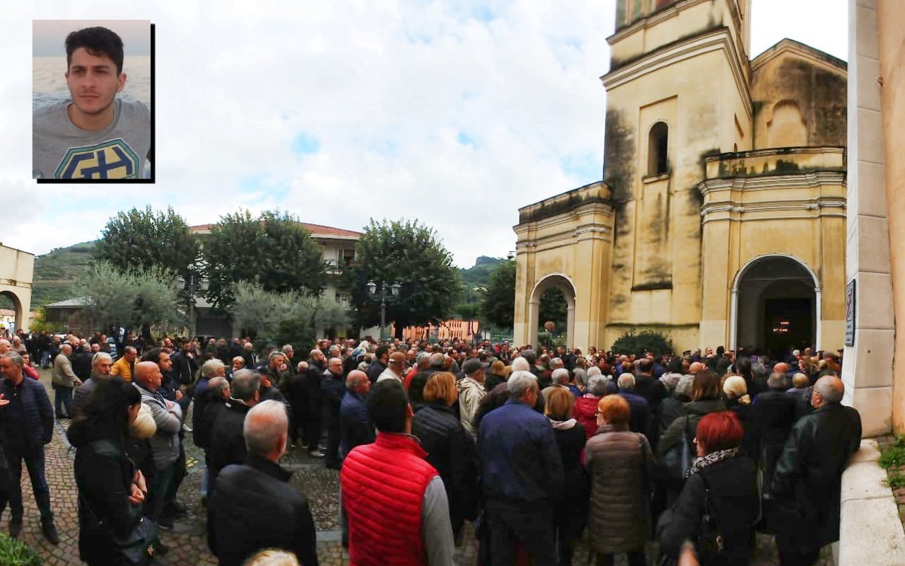 Oltre mille persone per l’addio al 24enne Giuseppe De Leo