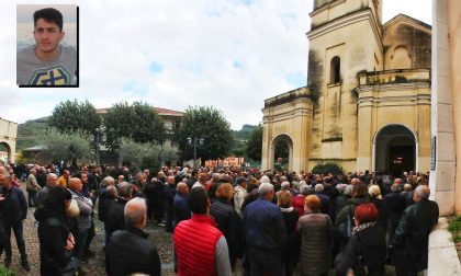 Oltre mille persone per l'addio al 24enne Giuseppe De Leo