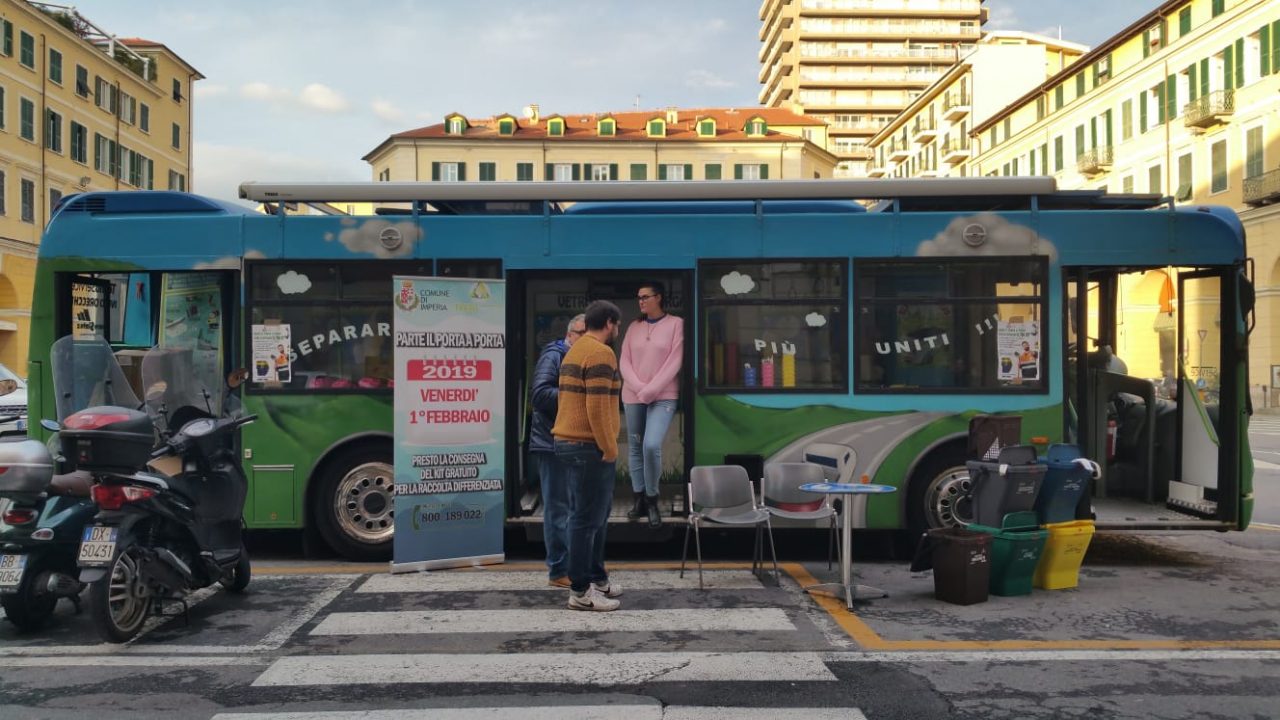 A Imperia pullman dimostrativo per raccolta differenziata