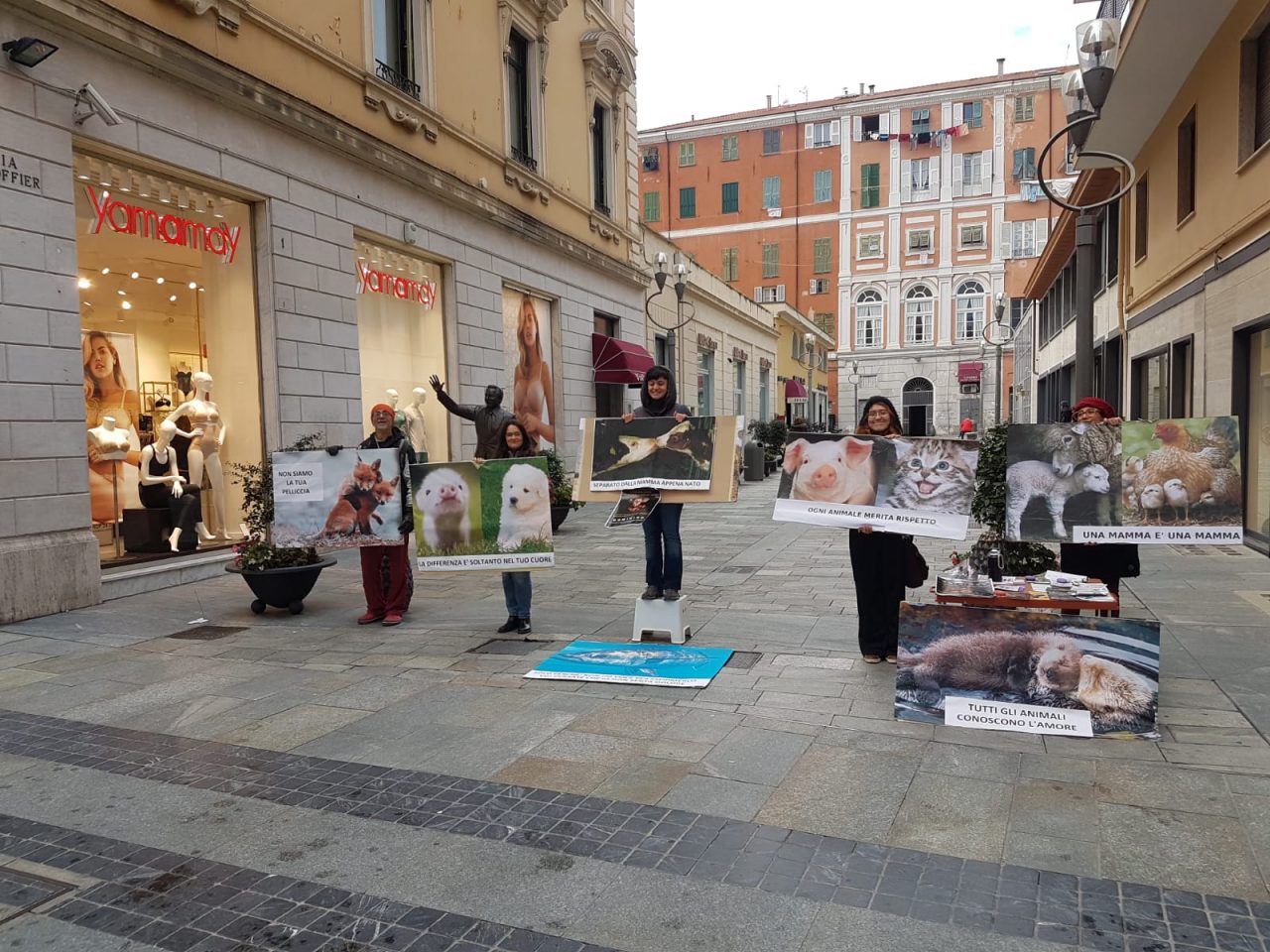 Flash Mob in centro contro lo sfruttamento degli animali