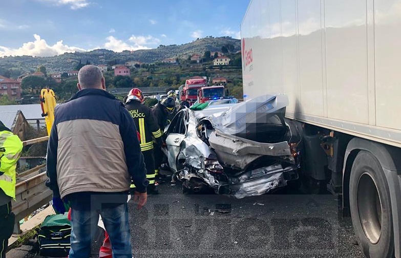 Incidente Autostrada tir auto San Bartolomeo e Imperia Est_02