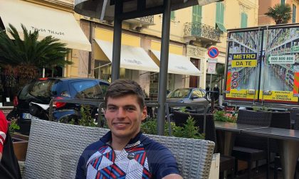 Il pilota di Formula 1, Verstappen, a Bordighera in bicicletta