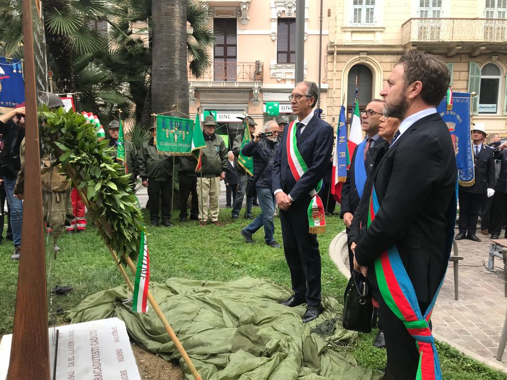 Piana di fronte a monumento dei paracadutisti