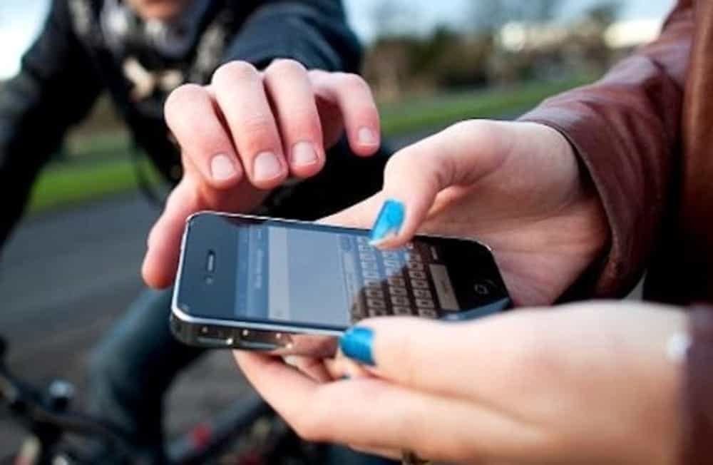 Giovane di Ventimiglia rapinata dell’Iphone da due stranieri