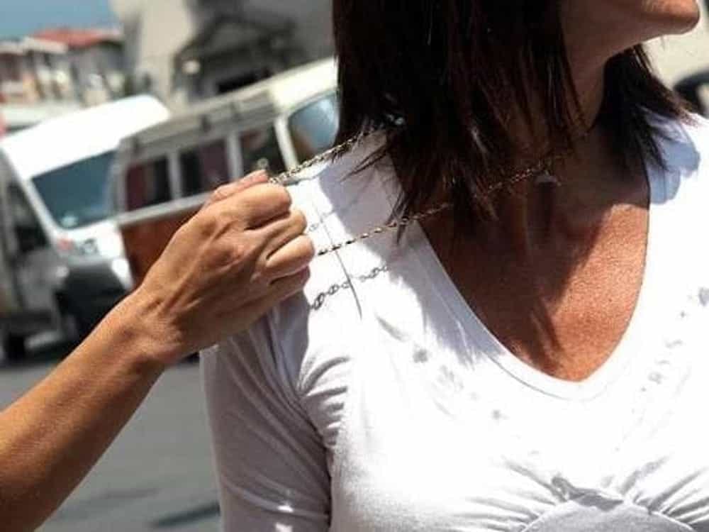 Rapinata della collana d’oro in pieno giorno a Sanremo