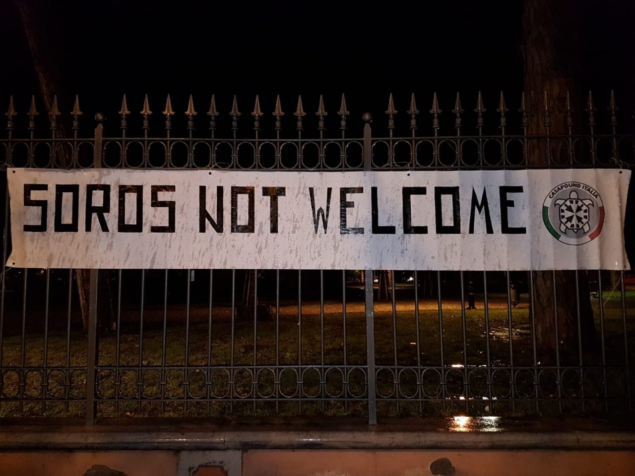 Striscione contro Soros ai giardini di Ventimiglia: è di CasaPound