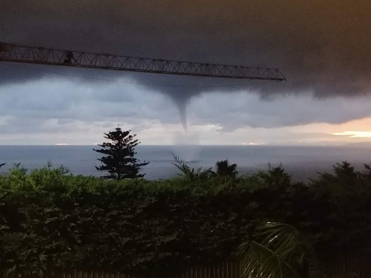 Tromba marina al largo di Bordighera ed è spettacolo