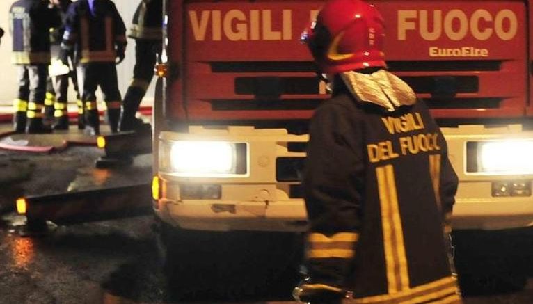 Auto in fiamme in galleria in Aurelia Bis traffico bloccato
