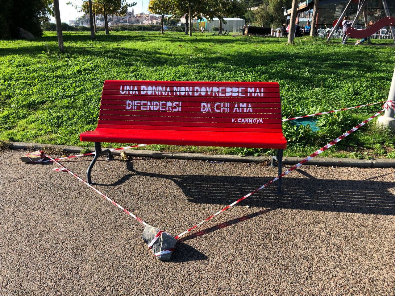 Violenza sulle donne, anche a Imperia arrivano le panchine rosse