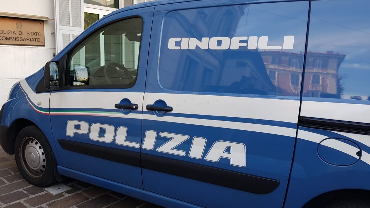 Maxi blitz della Polizia nella Pigna con unità cinofila: 15 fermati, chiusi 2 locali