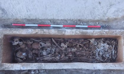 Scoperti 13 scheletri dentro una tomba a Ventimiglia