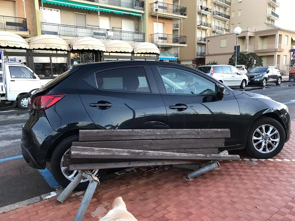 Parcheggia l’auto sotto casa e nella notte un ventenne non assicurato gliela distrugge