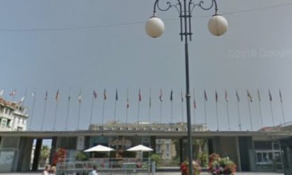 Dopo solo un anno comprate nuove bandiere per Piazza Colombo