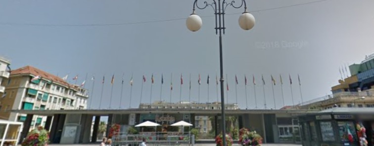 Dopo solo un anno comprate nuove bandiere per Piazza Colombo