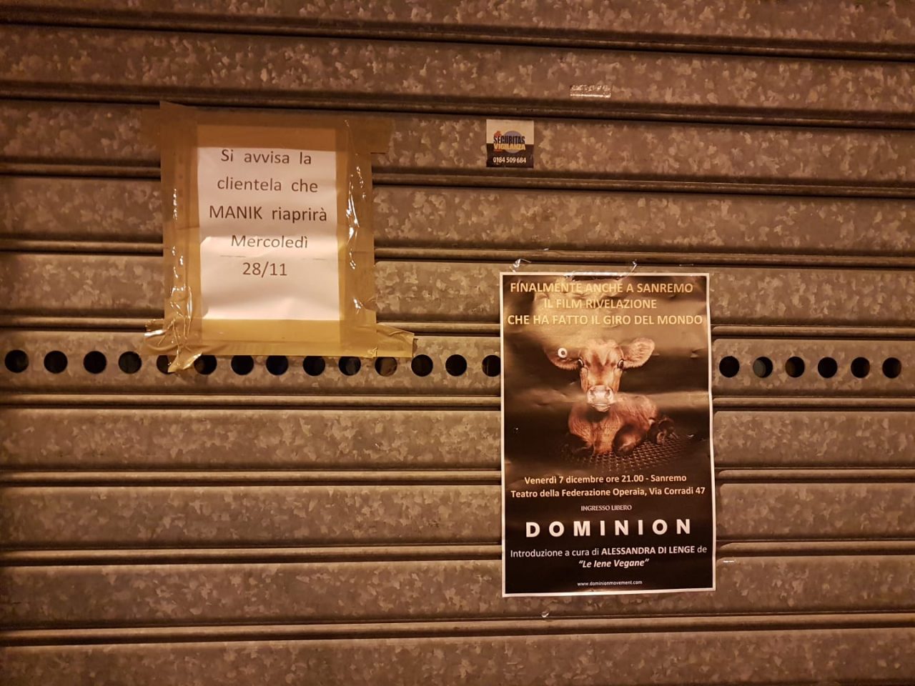 La locandina del film vegano a Sanremo?  Sulla porta d’ingresso dell’hamburgeria