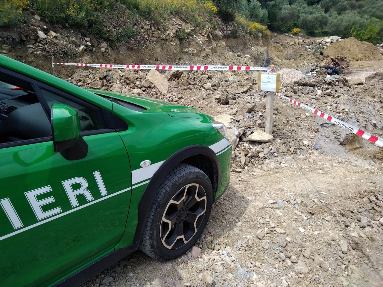 Frana cancella una strada in val Nervia, aperta inchiesta per disastro colposo