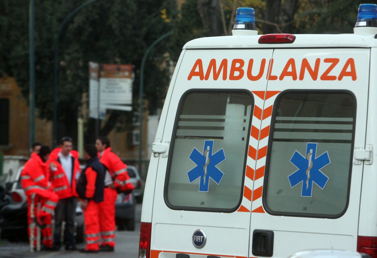 Scivola con lo scooter: giovane ferita gravemente