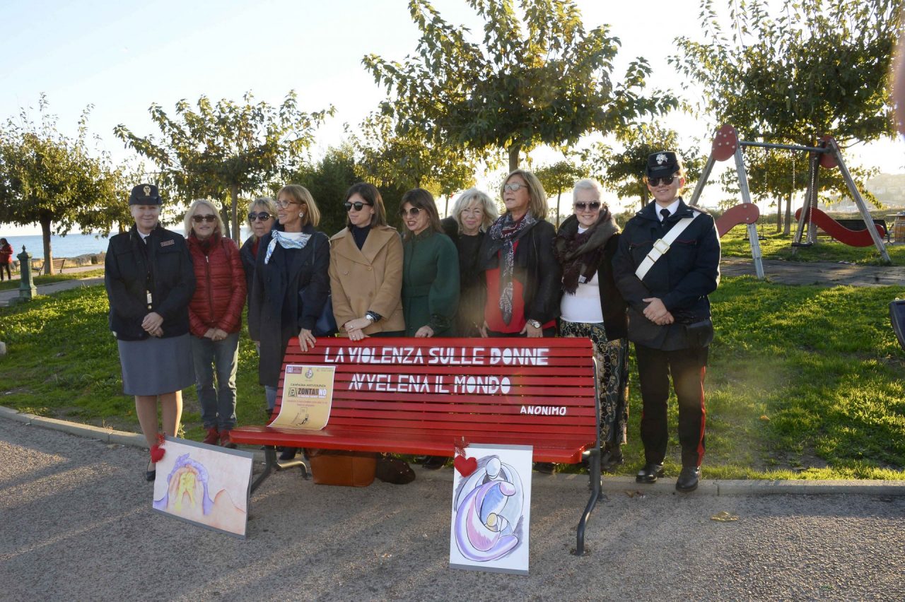 Due panchine rosse inaugurate al parco urbano di Imperia