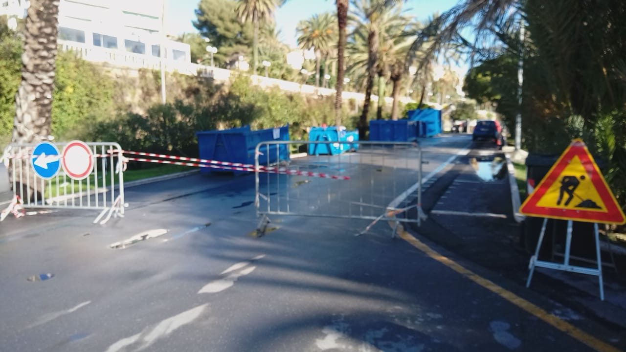 Differenziata e rifiuti, Amaie posiziona i cassoni per i gestori delle spiagge colpiti dalla mareggiata