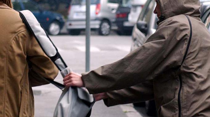Offre aiuto a una 92enne e poi la scippa facendola cadere a terra