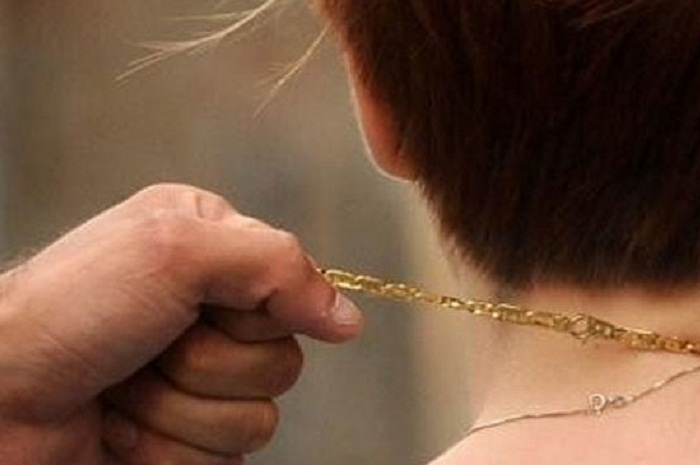 Strappa collanina d’oro a un’anziana e la spinge a terra. In manette 47enne