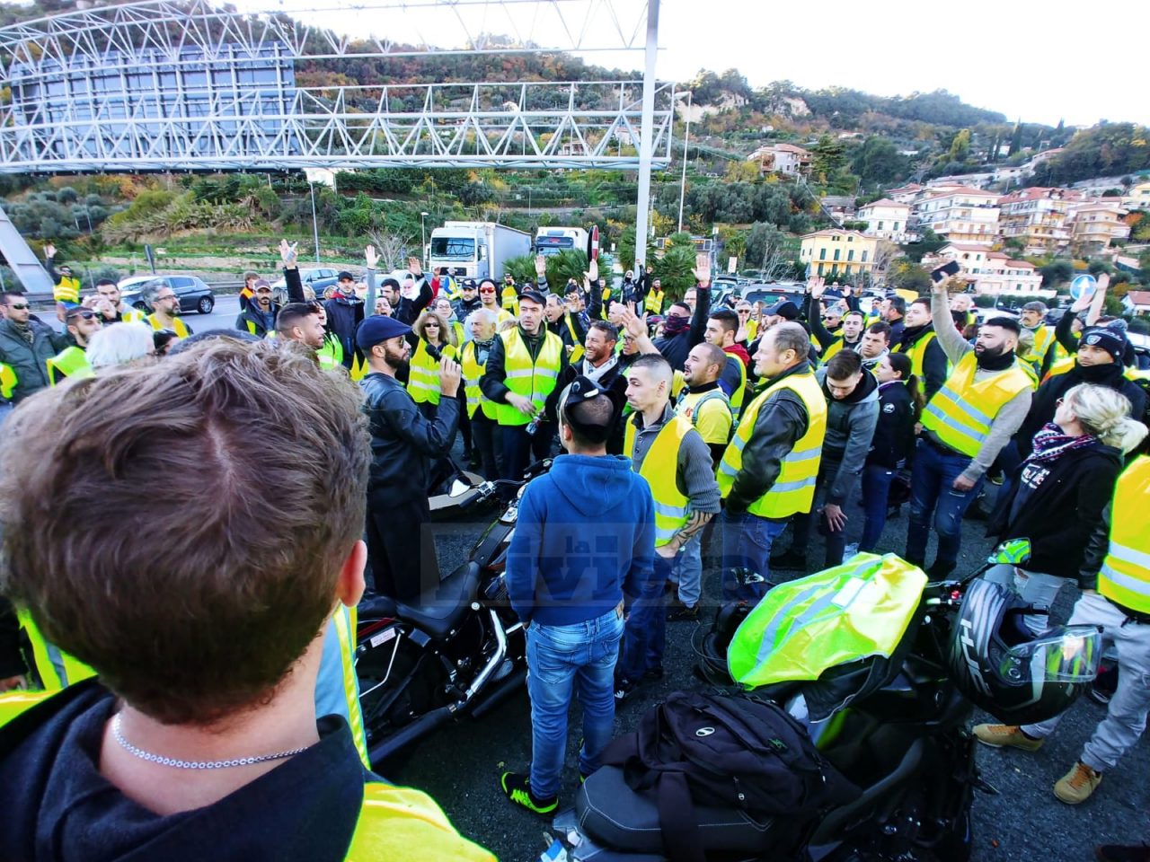 I gilet jaunes occupano l’A10 a Ventimiglia. Foto e Video