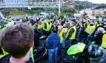 I gilet jaunes occupano l'A10 a Ventimiglia. Foto e Video