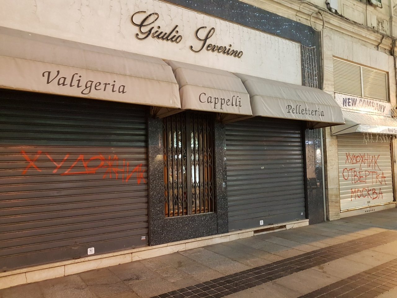 Negozi imbrattati in lingua russa nel centro di Sanremo