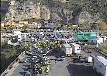 I gilet jaunes bloccano l'autostrada in Italia, dopo corteo in Francia
