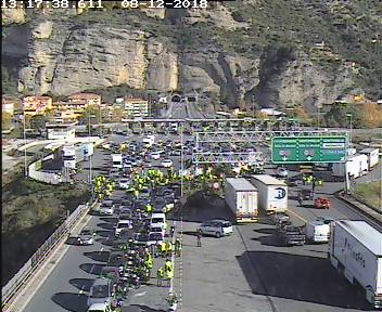 I gilet jaunes bloccano l’autostrada in Italia, dopo corteo in Francia