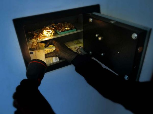 Ladri in fuga con cassaforte rubata da una attività a Sanremo