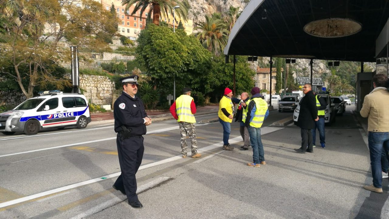 La protesta dei gilet jaunes nel giorno del compleanno di Macron è flop