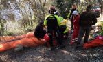 Cade dall'albero, in elisoccorso al Santa Corona per trauma cranico