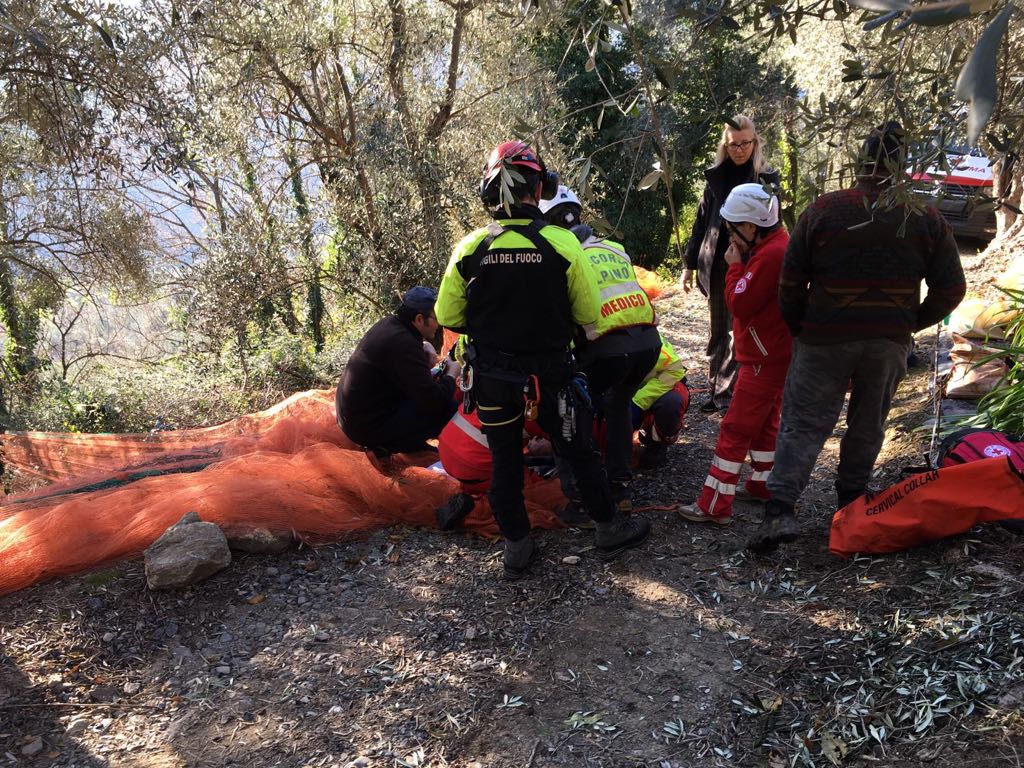 Cade dall’albero, in elisoccorso al Santa Corona per trauma cranico