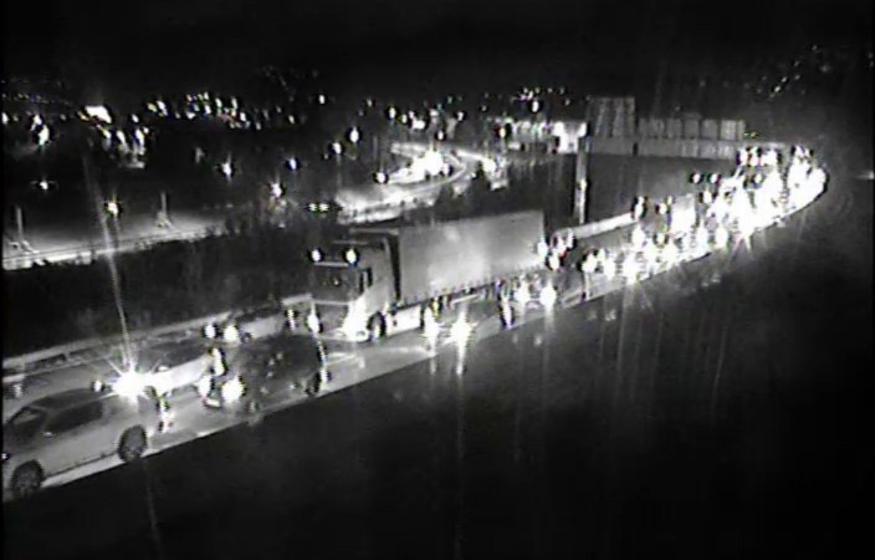 Incidente in autostrada, feriti gravi due dipendenti travolti da un camion. Traffico rallentato e code